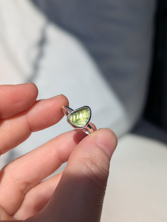 Anillo Hojita de turmalina talla 16