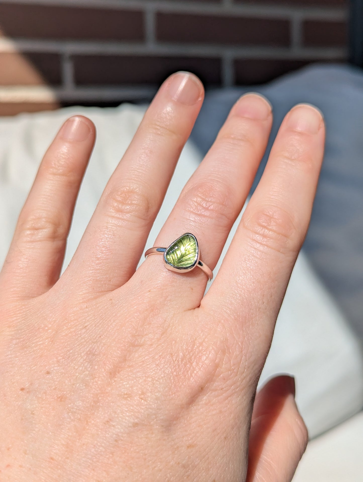 Anillo Hojita de turmalina talla 16