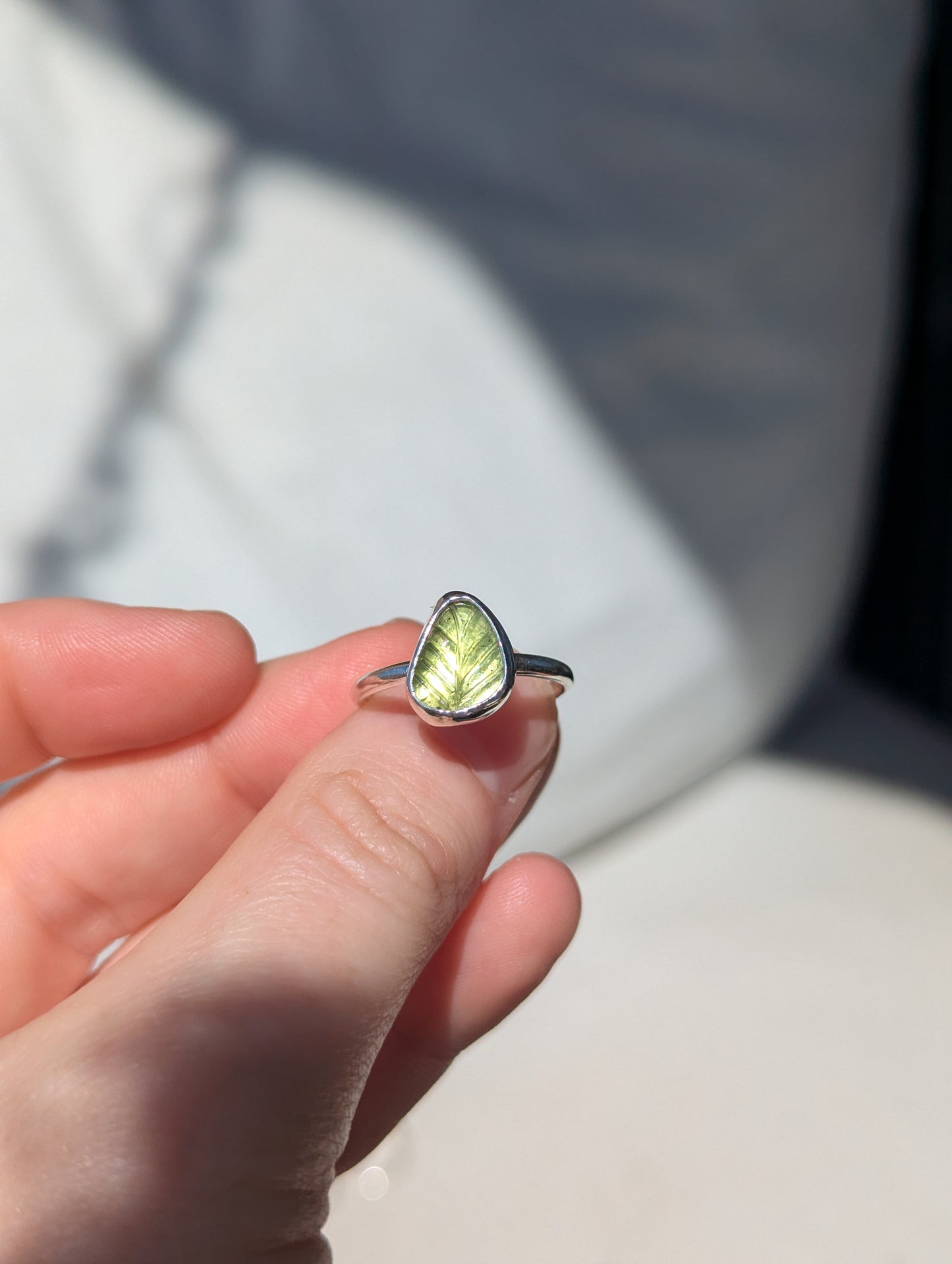 Anillo Hojita de turmalina talla 16